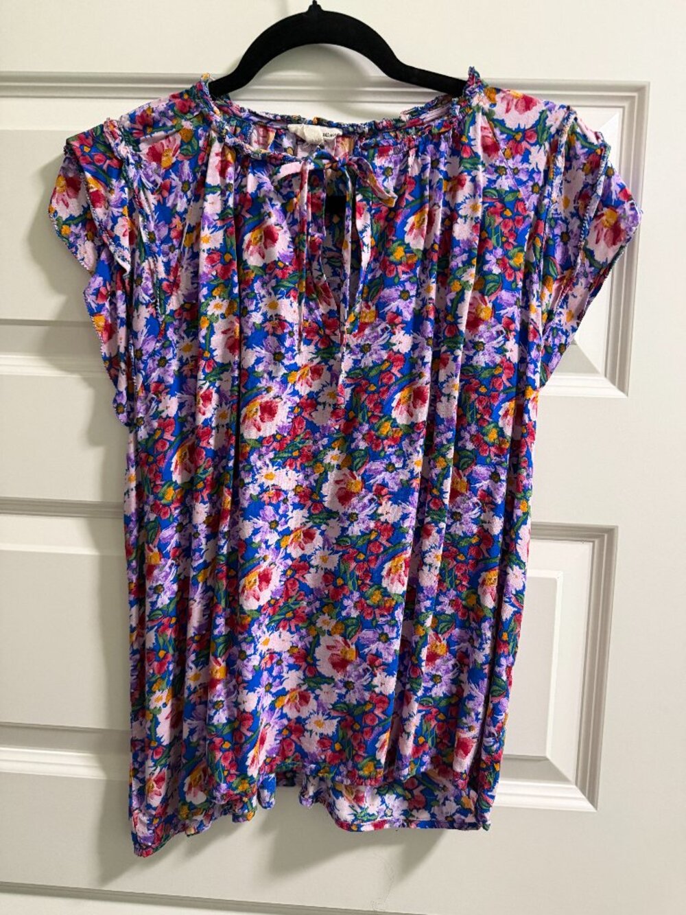Purple Sleeveless Floral Top with Tie Closure in Size M